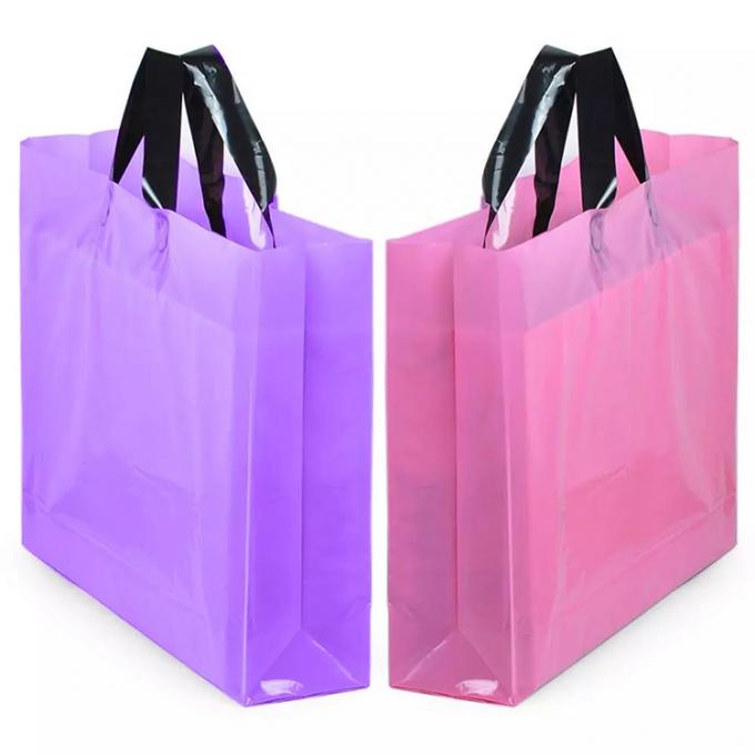 El rosa grande de la mercancía y el regalo plástico grueso púrpura del PVC empaqueta bolsos de compras al por menor de la ropa